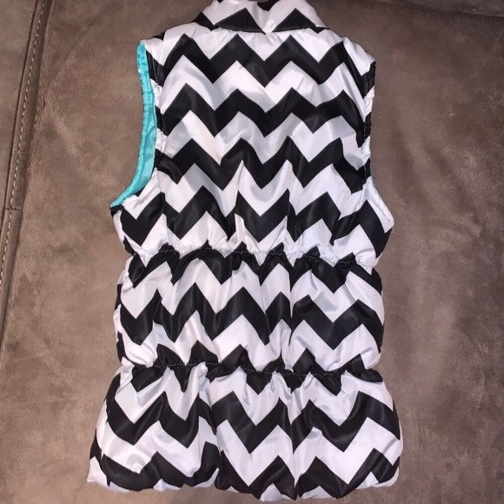 Little girls puffer vest -chevron, black and white with sequins size XS 4/5 - Picture 2 of 8
